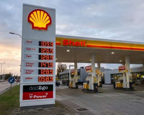 Shell stock week ahead: $3 billion disposals meet paused buyback before ARC vote
