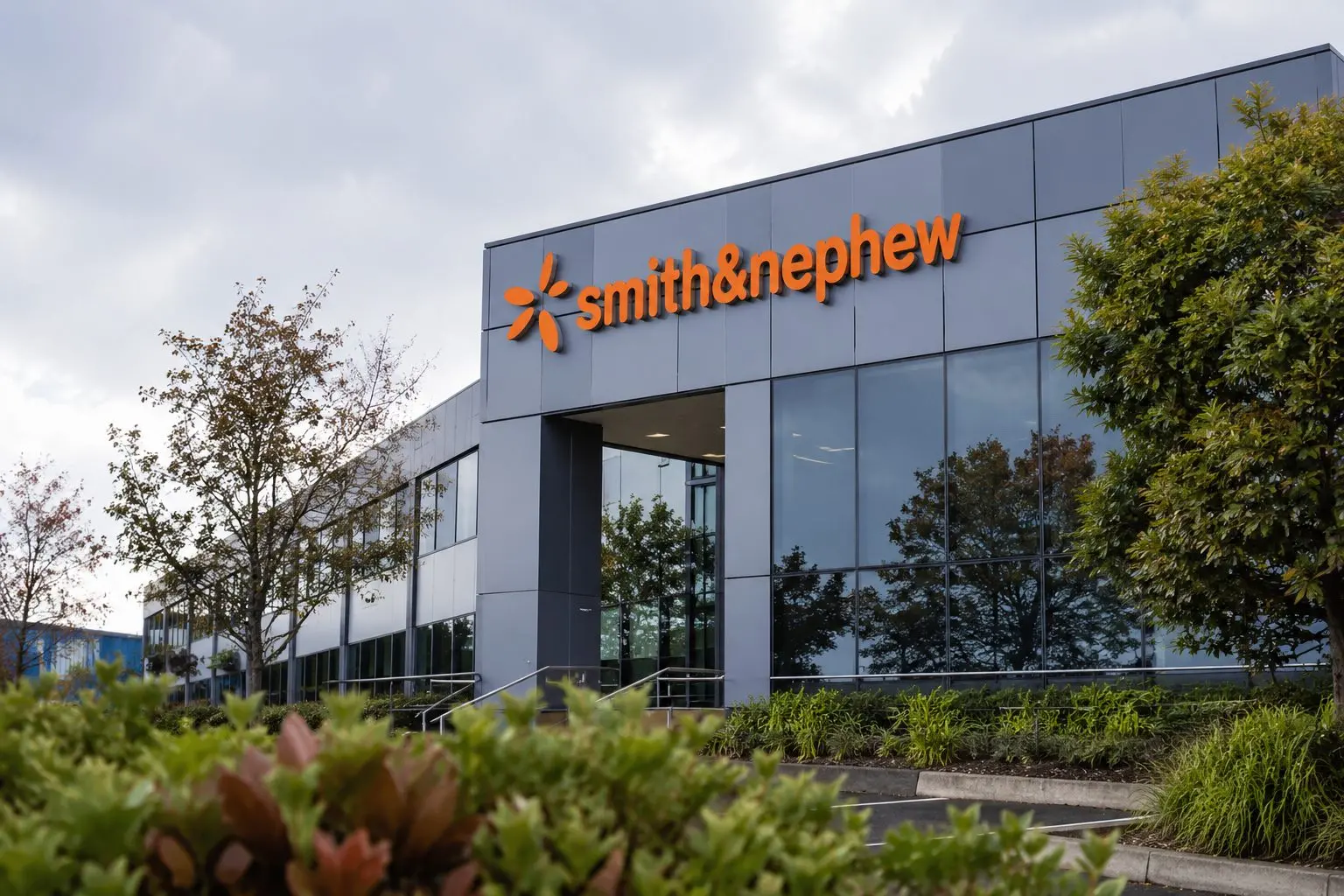 Smith & Nephew (LON:SN) buyback tops dilution; shares lag FTSE 100