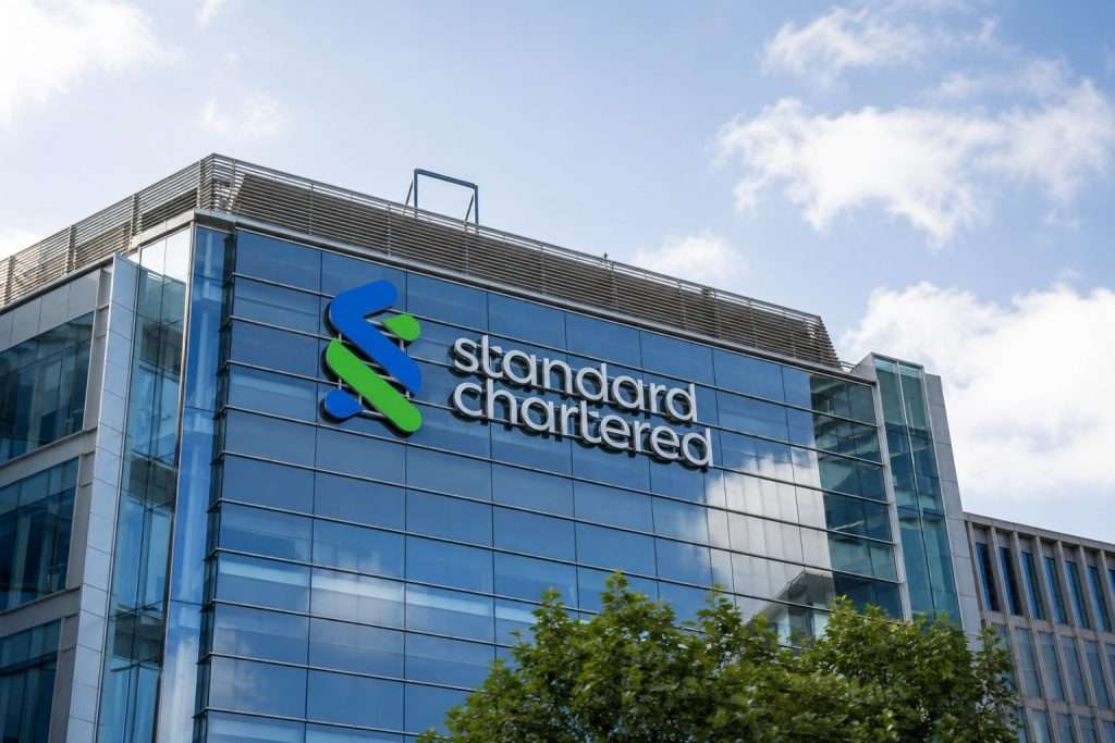 Standard Chartered (LON:STAN) slips in London trading as BlackRock wealth fund eyes fee income
