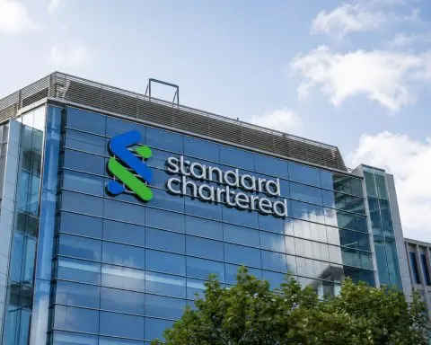 Standard Chartered (LON:STAN) slips in London trading as BlackRock wealth fund eyes fee income